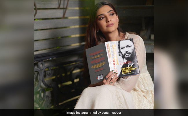 सोनम कपूर ने रिलीज किया राकेश ओमप्रकाश मेहरा की पहली किताब 'द स्ट्रेंजर इन द मिरर' का कवर