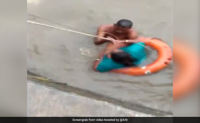 Gateway of India: दीवार पर बैठी थी महिला, अचानक बैलेंस बिगड़ा और समुद्र में जा गिरी, Photographer ने ऐसे बचाई जान, देखें VIDEO