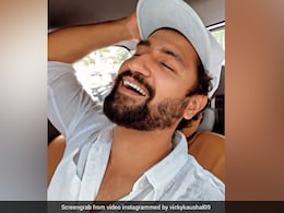 Vicky Kaushal Was Caught Eating Samosa But Nobody's Complaining Vicky Kaushal Was Caught Eating Samosa But Nobody's Complaining