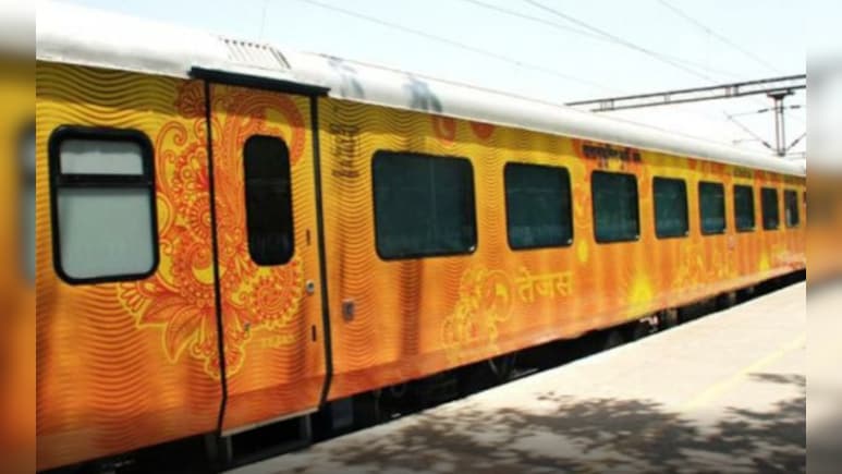 शताब्&zwj;दी, राजधानी, दुरंतो जैसी प्रीमियम ट्रेनों में इस नियम के तहत मिलता है फ्री खाना