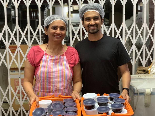Mumbai's Mother-Son Duo Feed Homecooked Meals To The Needy Daily Amid Covid