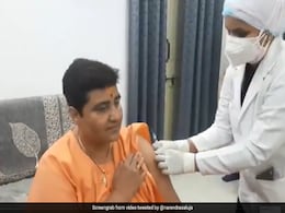 MP: विवादों का दूसरा नाम प्रज्ञा ठाकुर, भोपाल की BJP सांसद ने घर पर लगवाई वैक्सीन, कांग्रेस ने किया सवाल.. MP: विवादों का दूसरा नाम प्रज्ञा ठाकुर, भोपाल की BJP सांसद ने घर पर लगवाई वैक्सीन, कांग्रेस ने किया सवाल..