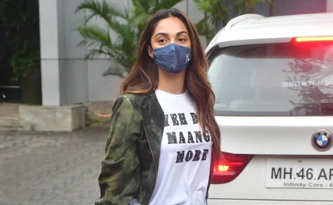 Trending: Kiara Advani's Airport Video Reminds The Internet Of A Scene From <I>MS Dhoni: The Untold Story</i>