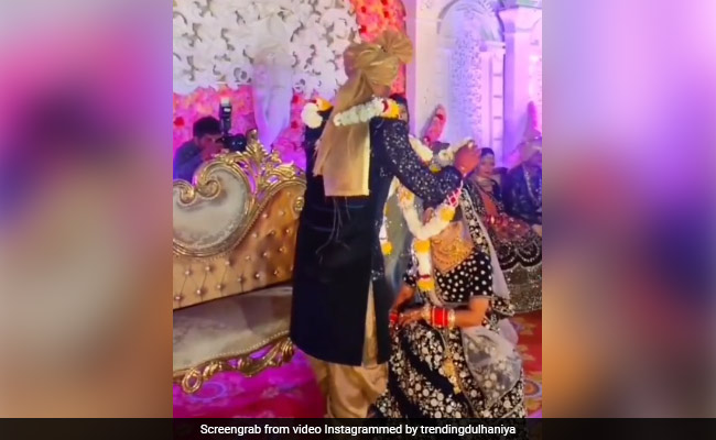 दुल्हन को वरमाला पहनाने चला दूल्हा, तो अचानक ज़मीन पर बैठ गई दुल्हन, फिर हुआ कुछ ऐसा - देखें Video