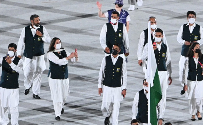 Tokyo Olympic ओपनिंग समारोह में कोरोना नियम की उड़ी धज्जियां, पाकिस्तानी दल के ध्वजवाहकों ने की ऐसी हरकत