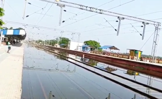 Bihar News : बिहार में बाढ़ के कहर से सगौली नरकटिया गंज रेल परिचालन ठप, कई ट्रेनें की गईं रद्द