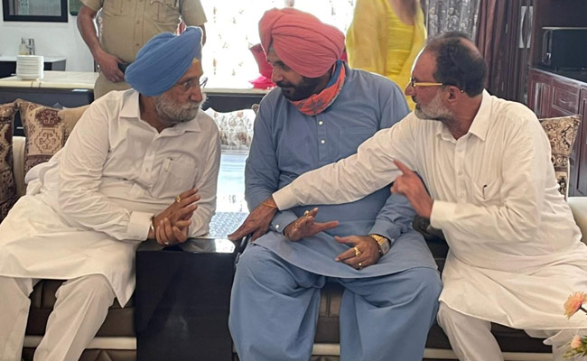 In Captain Amarinder Singh Home Turf, Navjot Sidhu's Flurry Of Meetings