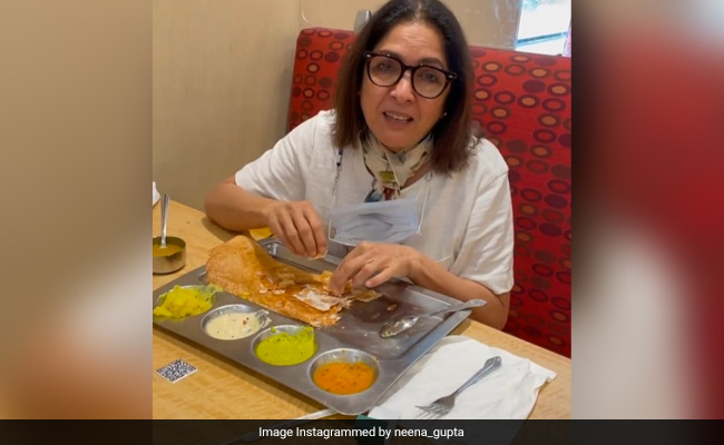 Neena Gupta Video: नीना गुप्ता ने जमकर खाया खाना, बोलीं- करोड़ों साल बाद रेस्टोरेंट आई हूं...