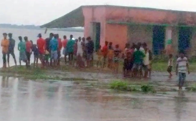 VIDEO : बिहार में एक स्कूल को बचाने की हर कोशिश नाकाम, देखते ही देखते नदी में समाया