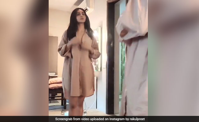 रकुल प्रीत सिंह ने महज 17 सेकेंड में बदल दी 6 ड्रेस, हर लुक में परफेक्ट दिखीं एक्ट्रेस- देखें Video