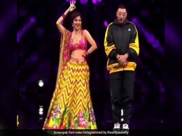 Shilpa Shetty और बादशाह ने 'गेंदा फूल' सॉन्ग पर किया ऐसा डांस, देख फैन्स रह गए हैरान...Video वायरल Shilpa Shetty और बादशाह ने 'गेंदा फूल' सॉन्ग पर किया ऐसा डांस, देख फैन्स रह गए हैरान...Video वायरल
