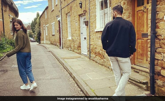 इंग्लैंड की गलियों में मस्ती करते नजर आए Anushka Sharma और Virat kohli, देखें तस्वीरें