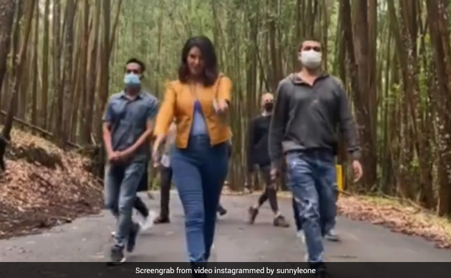 हाथों में गन लेकर घने जंगलों में यूं नजर आईं सनी लियोन, Video में देखें एक्ट्रेस का अंदाज