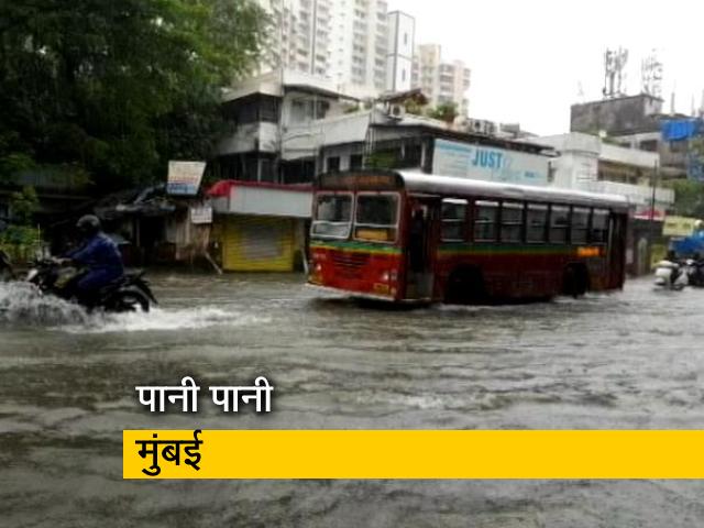 लगातार बारिश ने मुंबई को किया पानी-पानी, निचले इलाकों में भरा पानी