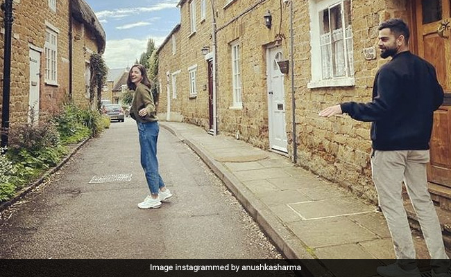 Anushka Sharma Stopped For A Pic And Made This "Fan" Very Happy. Wait, Is That Virat Kohli?