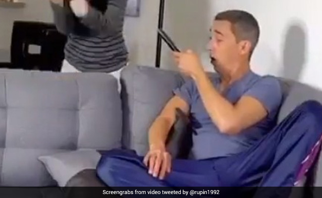 पति को मिला पत्नी को कंट्रोल करने वाला रिमोट, 'MUTE' बटन दबाकर बंद की आवाज़ , फिर 'OFF' कर किया गायब, देखें VIDEO