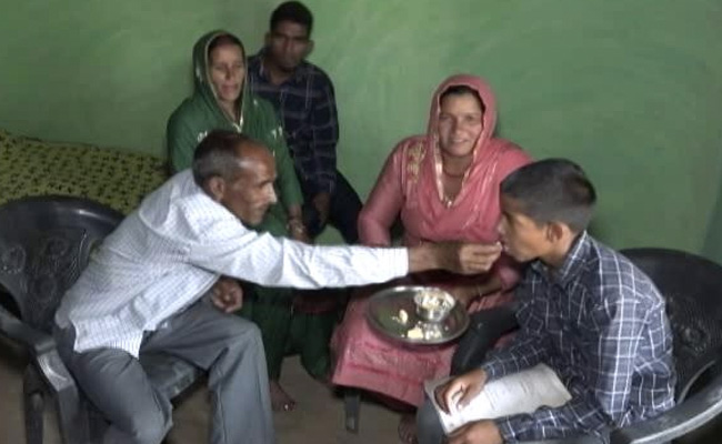 No Phone For Online Classes, J&K Teen Tops District With 98% In Class 10