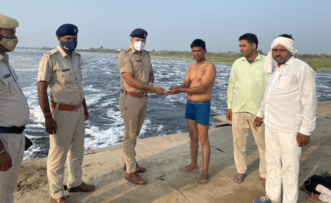 फरीदाबाद: यमुना की मंझधार में कैंटर के साथ फंस गया था युवक, पुलिस ने यूं बचाया 