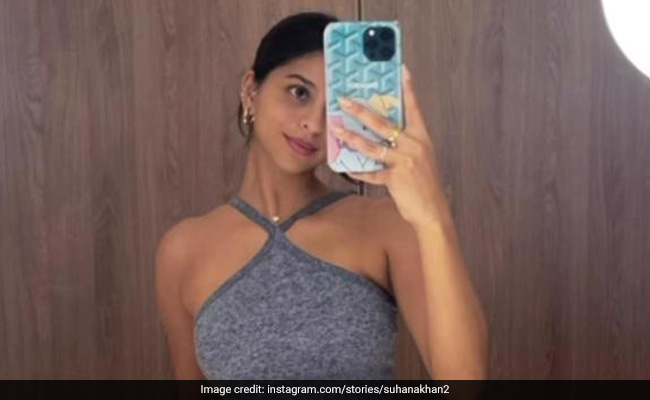 सुहाना खान क्रॉप टॉप पहन यूं सेल्फी लेती आईं नजर, वायरल हुई शाहरुख खान की बेटी की Photos