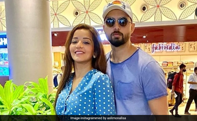 Monalisa पति संग निकलीं गोवा वेकेशन पर, एयरपोर्ट से कपल की फोटो हुई वायरल