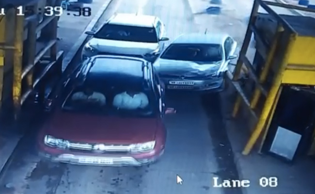 VIDEO: तेज रफ्तार कार हुई बेकाबू, टोल प्‍लाजा पर महिला और युवक को टक्‍कर मारकर केबिन में जा घुसी