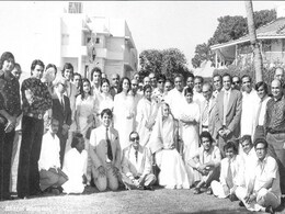 Famous Photograph: तब राजभवन में फौरन जमीन पर बैठ गए थे दिलीप कुमार और राजकपूर, साथ में थे कई फिल्मी सितारे Famous Photograph: तब राजभवन में फौरन जमीन पर बैठ गए थे दिलीप कुमार और राजकपूर, साथ में थे कई फिल्मी सितारे