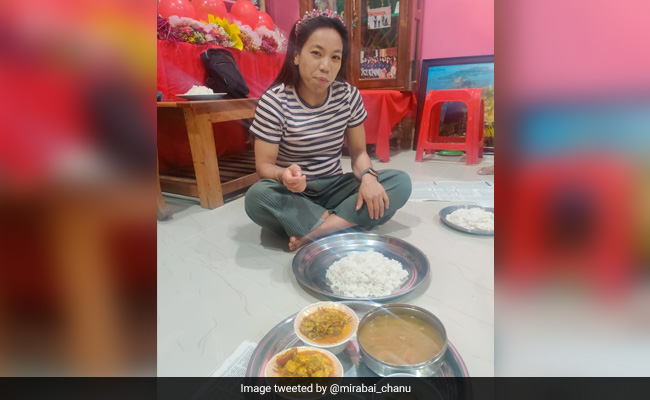 मीराबाई चानू ने दो साल के लंबे इंतज़ार के बाद खाया घर का खाना, तो लोगों ने कही दिल जीत लेने वाली बात - देखें Photo