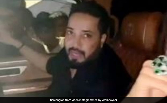 आधी रात को मुंबई की सड़कों पर मीका सिंह की गाड़ी हुई खराब, कई लोग पहुंचे मदद के लिए...Video वायरल