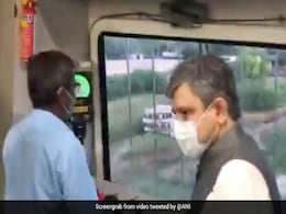 Video: रेलमंत्री अश्विनी वैष्णव ने ट्रेन के इंजन में किया सफर, बार-बार देखा जा रहा वीडियो Video: रेलमंत्री अश्विनी वैष्णव ने ट्रेन के इंजन में किया सफर, बार-बार देखा जा रहा वीडियो