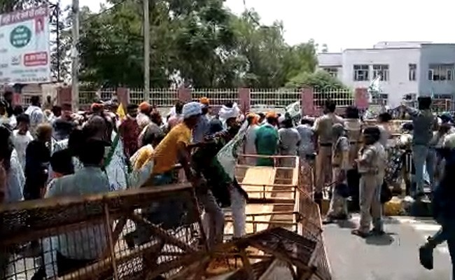 हरियाणा : देशद्रोह के केस का विरोध, किसानों ने गिराए बैरिकेड्स