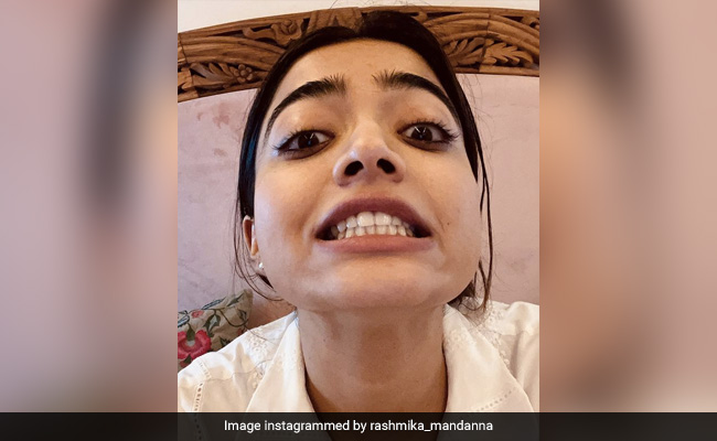 Rashmika Mandanna ने अजीबोगरीब शक्ल बनाते हुए शेयर की सेल्फी Photo, बोलीं- अगर आप मुझे इस तरह...