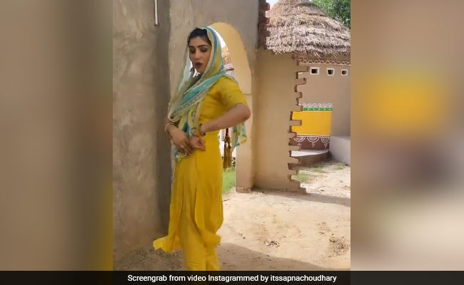 Sapna Choudhary ने देसी अंदाज में हरियाणवी सॉन्ग पर यूं किया डांस, वायरल हुआ Video