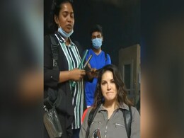 Sunny Leone का हेयर स्टाइलिस्ट पर फूटा गुस्सा, बोलीं- बालों का बना रही पापड़...देखें Video Sunny Leone का हेयर स्टाइलिस्ट पर फूटा गुस्सा, बोलीं- बालों का बना रही पापड़...देखें Video