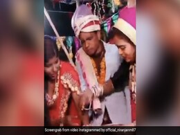 दुल्हन ने सिंदूर लगवाने में दिखाए नखरे, तो गुस्सा गया दूल्हा, शादी छोड़कर लगा भागने और फिर... - देखें Video दुल्हन ने सिंदूर लगवाने में दिखाए नखरे, तो गुस्सा गया दूल्हा, शादी छोड़कर लगा भागने और फिर... - देखें Video