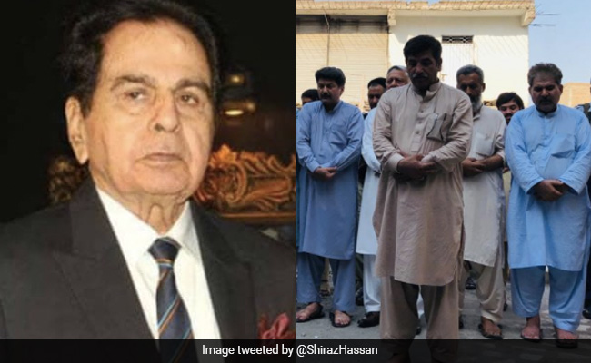 पाकिस्तान में दी गई दिलीप कुमार को श्रद्धांजलि, पुश्तैनी घर पर फैन्स ने पढ़ा नमाज- देखें वीडियो पाकिस्तान में दी गई दिलीप कुमार को श्रद्धांजलि, पुश्तैनी घर पर फैन्स ने पढ़ा नमाज- देखें वीडियो