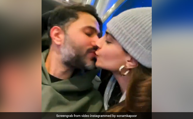 Sonam Kapoor ने फ्लाइट में मनाया आनंद आहूजा का जन्मदिन, वीडियो हुआ वायरल