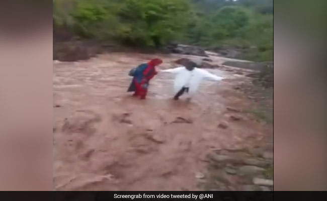 Vaccine लगाने के लिए हेल्थ वर्कर्स ने दांव पर लगाई अपनी जान, बहती नदी पार करते दिखे, Video हुआ Viral