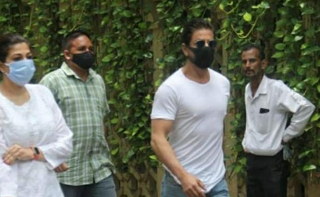 दिलीप कुमार के अंतिम दर्शन करने पहुंचे शाहरुख खान, श्रद्धांजलि के लिए यह सितारे भी पहुंचे...देखें Video