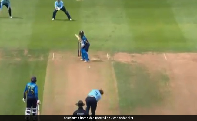 ENG vs SL: इंग्लैंड गेंदबाज ने ललचाई अंदाज में गेंद को हवा में लहराकर बल्लेबाज को किया out, देखें Video