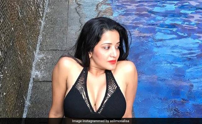 Monalisa का पूल किनारे दिखा ग्लैमरस अंदाज, ब्लैक बिकिनी में पोज देते हुए Photo हुई वायरल