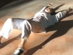 Sunny Leone Video: सनी लियोन जमीन पर यूं लगाने लगी लोट, वीडियो देख फैन्स हुए हैरान