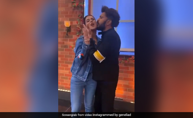 Riteish Deshmukh Is Caught Between "Gharwali" Genelia Deshmukh And "Baharwali" Farah Khan. Send Help