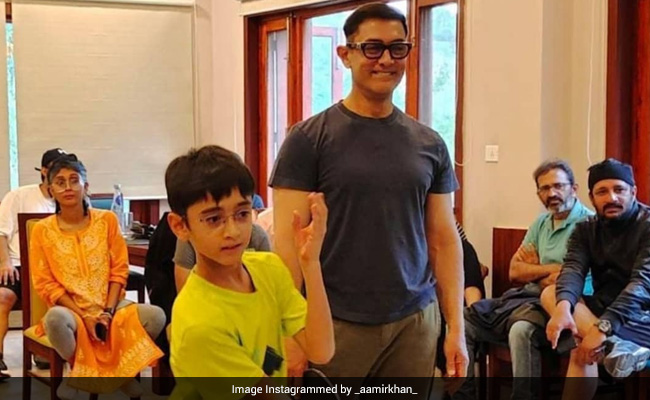 Viral Pics Of Aamir Khan, Kiran Rao And Son Azad Playing Table Tennis On The Sets Of <I>Laal Singh Chaddha</I>