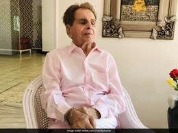 Dilip Kumar Funeral: सुपुर्द-ए-खाक किए गए 'ट्रेजडी किंग' दिलीप कुमार Dilip Kumar Funeral: सुपुर्द-ए-खाक किए गए 'ट्रेजडी किंग' दिलीप कुमार