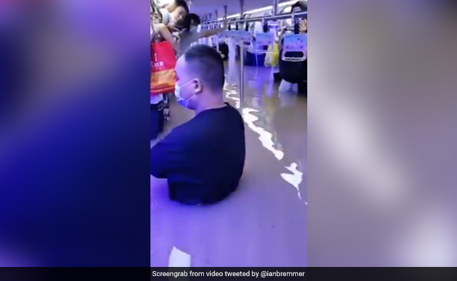 चीन में रिकॉर्डतोड़ बारिश से हाहाकार, सबवे में कई फीट पानी घुसने से यात्री मौत के मुंह में जाने से बचे, Video वायरल