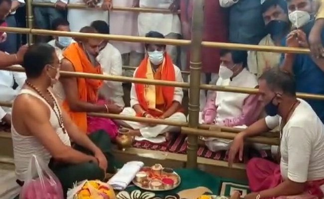 New Cabinet Preps? Jyotiraditya Scindia's Temple Stop Before Delhi Flight