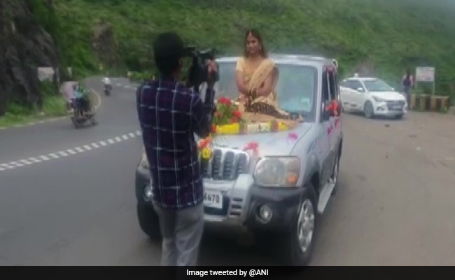 पुणे : बीच सड़क पर SUV के बोनट पर बैठ दुल्हन करवा रही थी शूट, अब ऐसी मुश्किल में फंसी