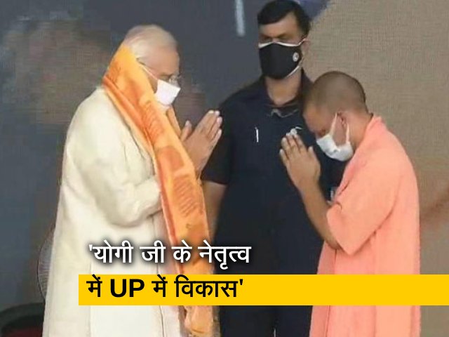 वाराणसी में पीएम मोदी ने की सीएम योगी की तारीफ
