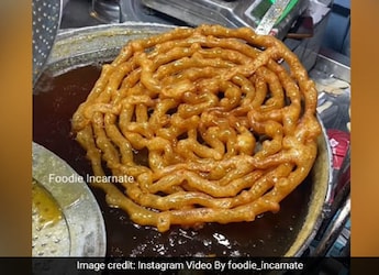 Wait, What?! This Jalebi Shop Makes One Big Piece Of Jalebi That Weighs 1KG (Video Inside) Wait, What?! This Jalebi Shop Makes One Big Piece Of Jalebi That Weighs 1KG (Video Inside)