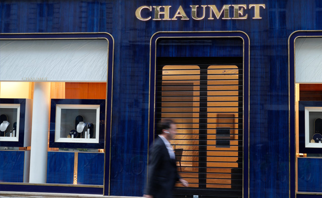 Man Robs Iconic Parisian Jeweller Using Stand-Up Scooter As Getaway